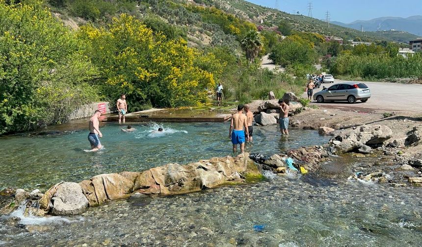 Hatay’da serinlik arayanlar doğal kaynak suyuna akın etti