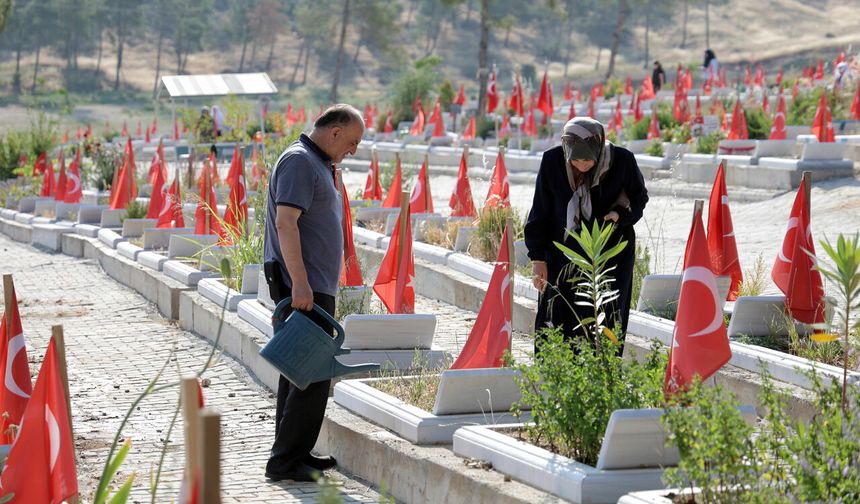 Kahramanmaraş'ta deprem şehitleri bayramda unutulmadı