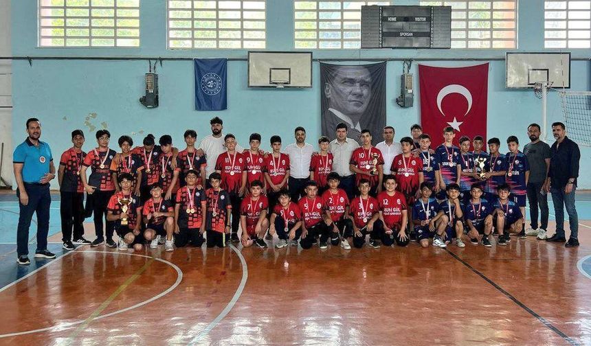 Voleybol rüzgarı Kozan’da esti