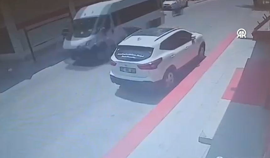 Motosikletli sürücü iki aracın arasında kaldı: O anlar kameralara yansıdı