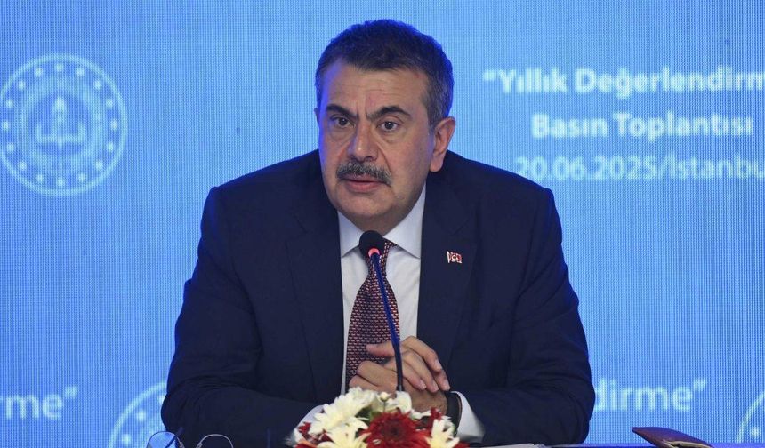 Okullarda serbest kıyafet dönemi bitiyor: Tek tip forma geri geliyor!