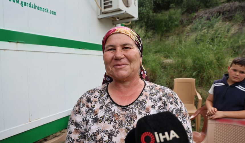 Ölen muhtar eşinin yerine bayrağı devraldı
