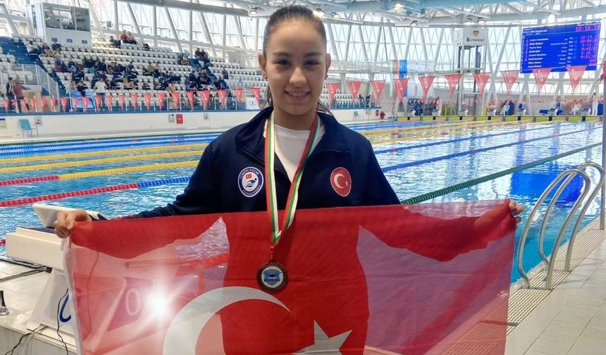 Öykü Bayram başarıya kulaç attı