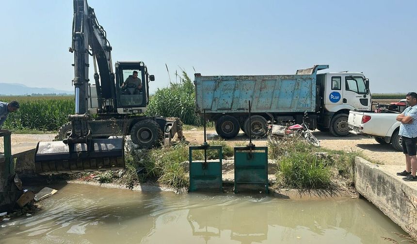 Sulama kanalına atılan kurban atıklarına Belediye’den hızlı müdahale