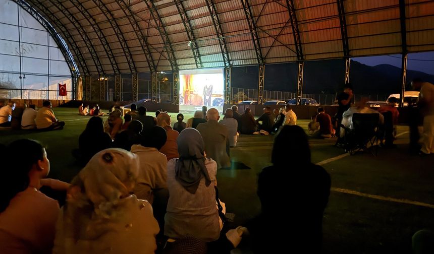 Toroslar’ın eteği Saimbeyli’de nostaljik sinema keyfi