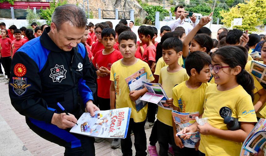 Türkiye’nin ilk astronotu, geleceğin bilim insanlarıyla buluştu