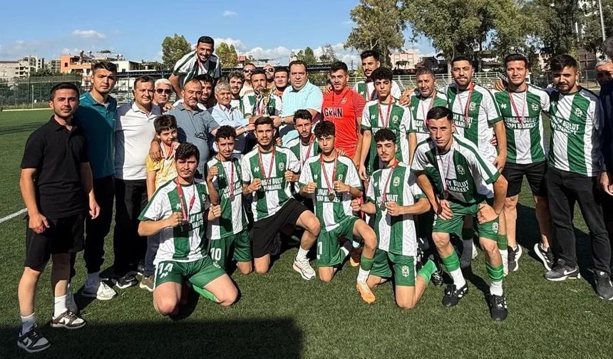 Yeşil-Beyazlı gurur: Karaisalıspor şampiyonluk kupasını kaldırdı