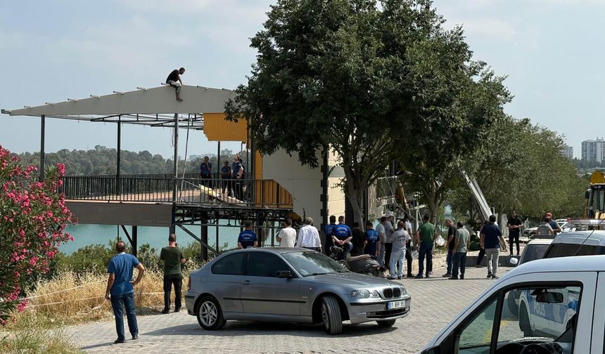 Yıkımı durdurmak için çatıya çıktı, gözaltına alındı