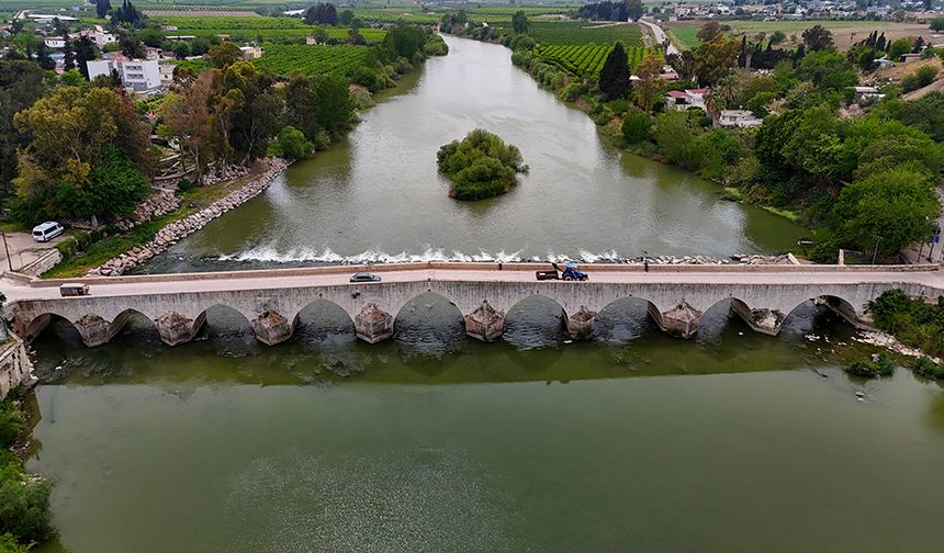 1700 yıllık Misis Köprüsü bakımsızlığa terk edildi! Turizm geliri hayal oldu