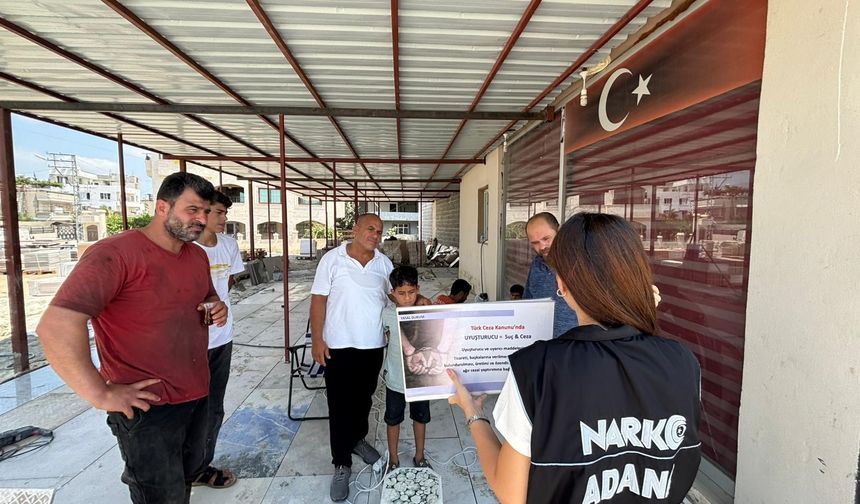 Adana polisi sahada uyuşturucuya karşı  mücadele gösteriyor