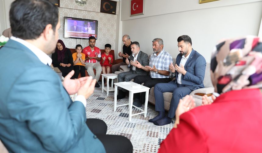 AK Parti İl Başkanı Dağlı’ dan 15 Temmuz şehidi ikiz polislerin ailesine ziyaret