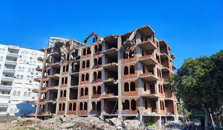 Adana’da 33 yıldır inşaat halinde duran bina yıkılıyor