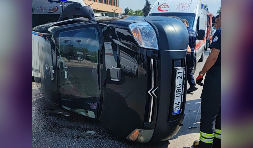 Adana’da hafif ticari araç devrildi: Sürücü yaralandı