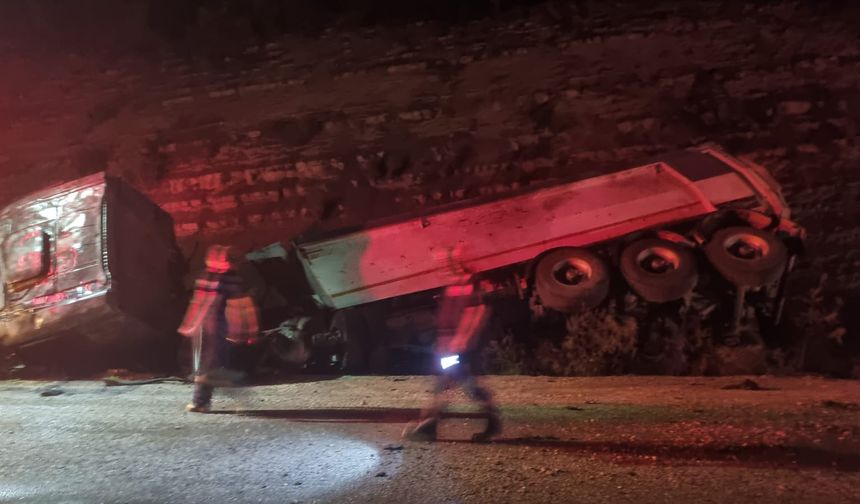 Adana'da Kontrolden Çıkan Kamyon Can Aldı