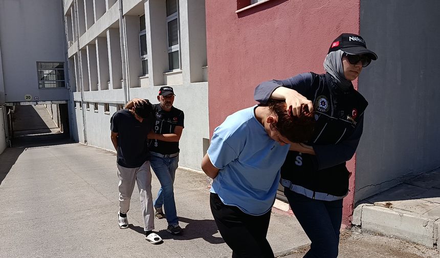 Araçlarında 5 kilo esrar yakalattılar: “Haberimiz yok” savunması yaptılar