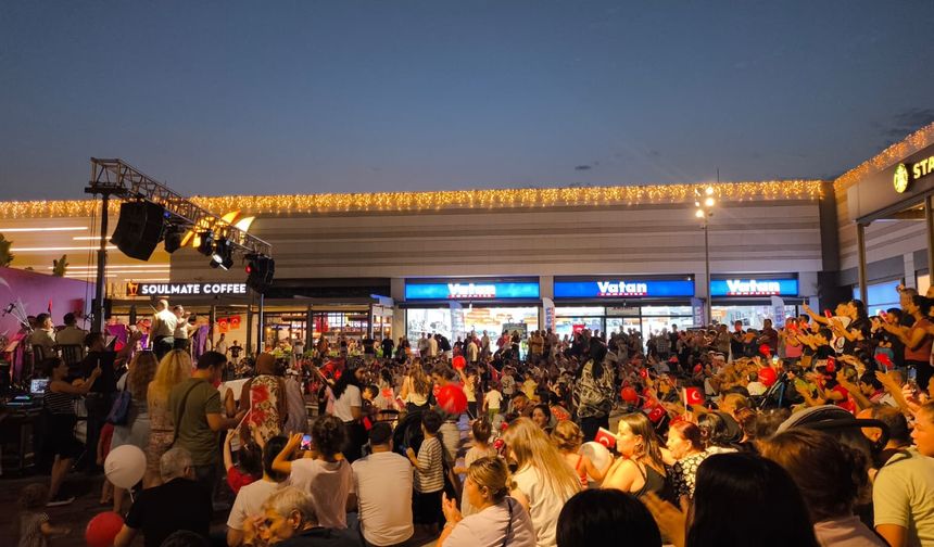 M1 Adana AVM’de Zafer Bayramı coşkusu yaşandı