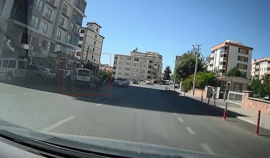 Motosiklet Araca Çarptı, Sürücü Havada Takla Attı