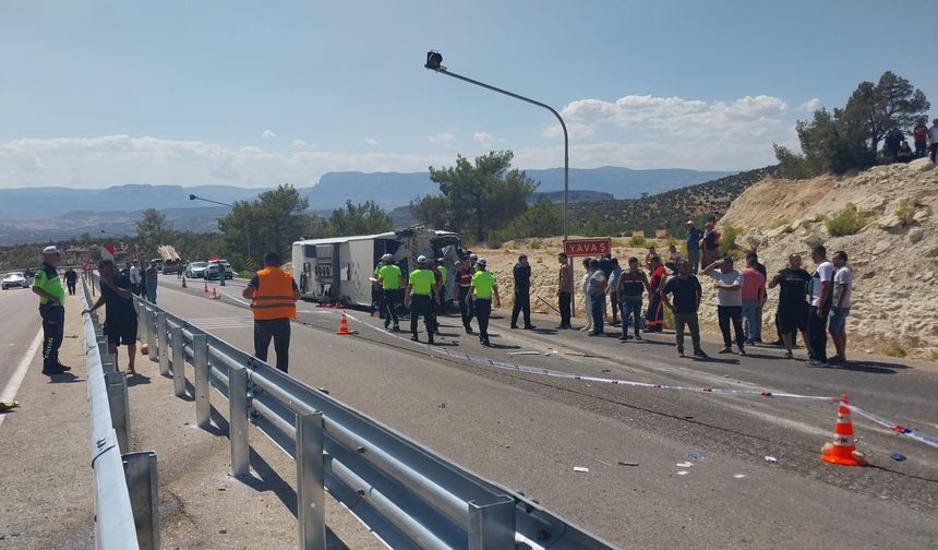 Otobüs ile Kamyon Kafa Kafaya Çarpıştı: Ölü ve Yaralılar Var