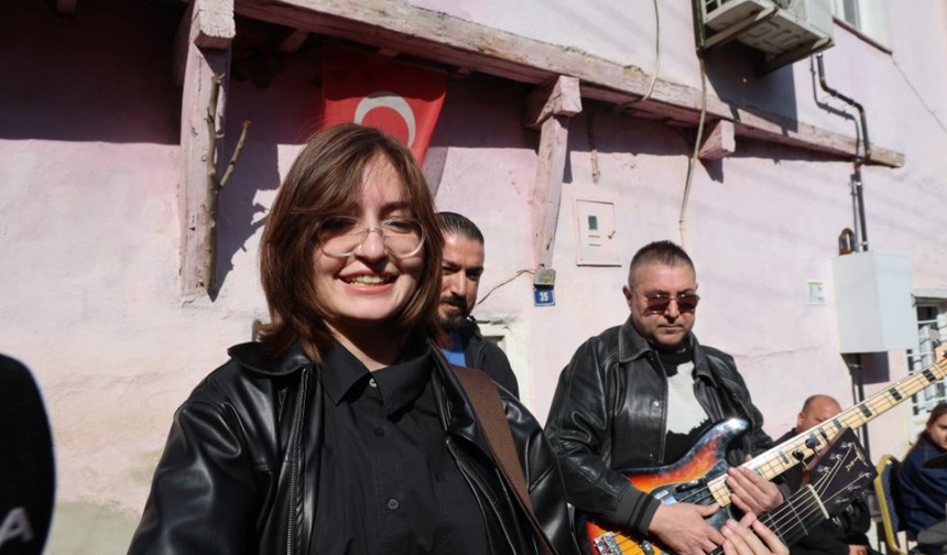 Barış Manço Adana'da çocukluğunun geçtiği evin önünde anıldı