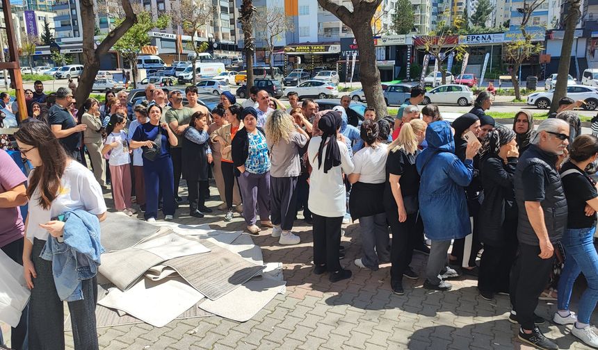 Adana’da 100 TL’lik indirim izdihama yol açtı: Fenalaşanlar oldu