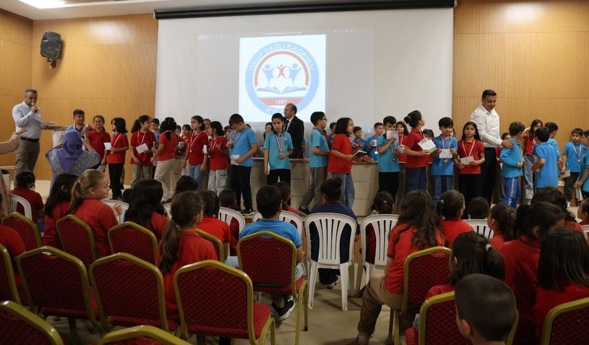 Adana’da kitap okuma yarışmasına katılan 52 öğrenci tam puan aldı