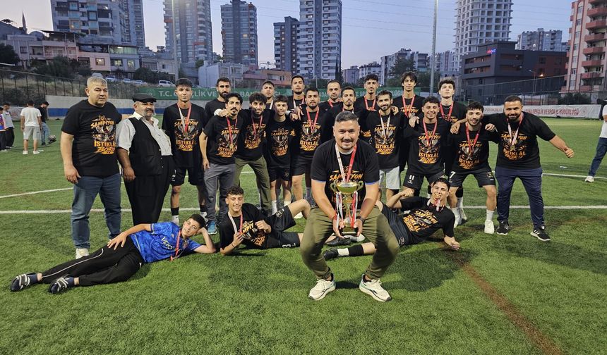 İstiklal Börüspor şampiyonluk kupasını kaldırdı