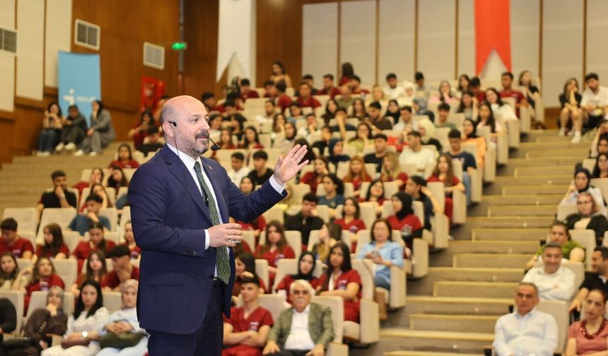 Nacar, Sağlık Kariyer Fuarı’nda gençlerle buluştu
