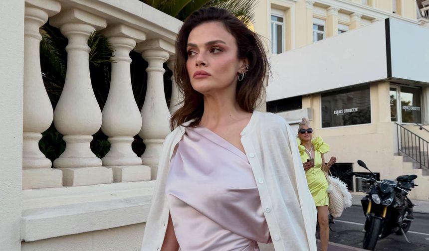 Sinem Ünsal Cannes Film Festivali'ni Salladı! Uzak Şehir'in Alya'sı Kırmızı Halıda Büyüledi