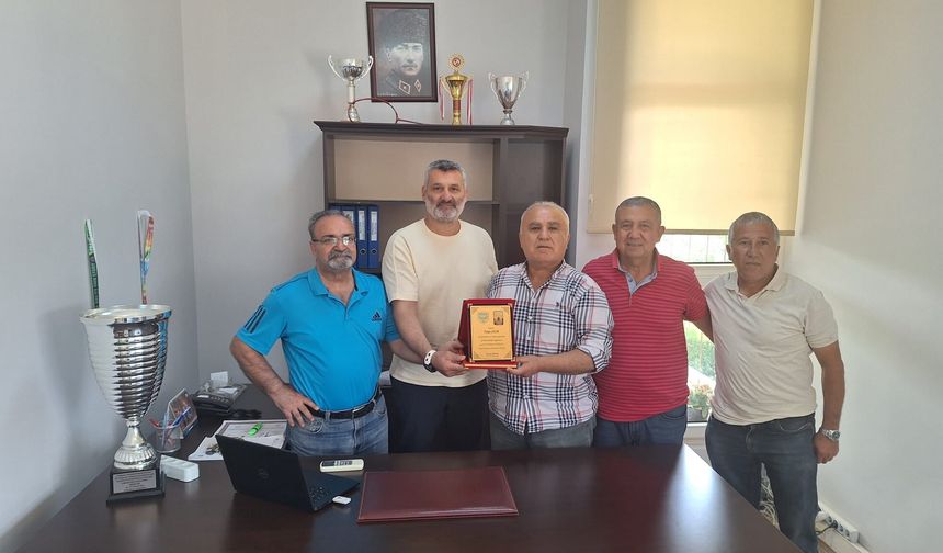 100. Yılspor’dan Tolga Çelik’e teşekkür plaketi
