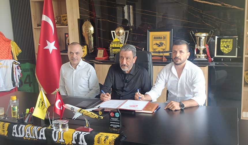 Adana 01 FK'da Yeni Hoca Cafer Elek'in İmza Töreni