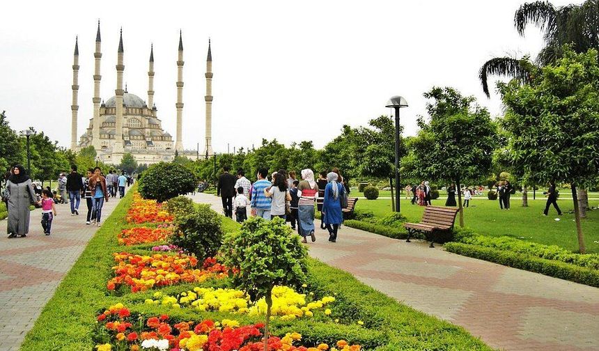 Adana'yı keşfedecek gençlere özel şehir rehberi hazırlandı