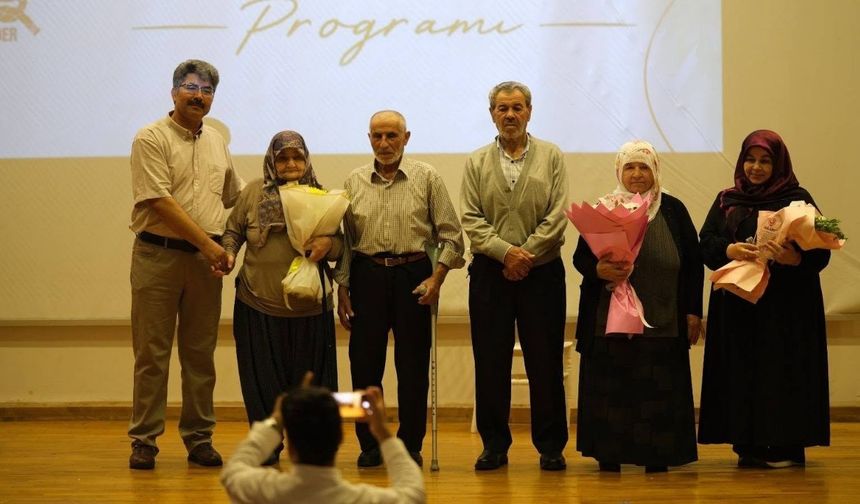 Adana'da 27 yıllık eğitimciye vefa: Salonda duygusal anlar yaşandı