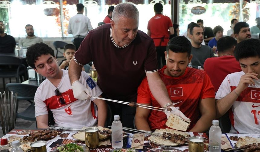 Adana'da Dünya Kupası heyecanı ciğer ve kebap eşliğinde yaşandı