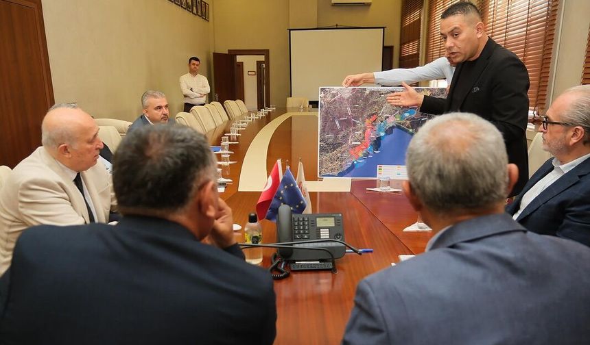 Adana'da fabrikaların gıda atıkları can dostlara besin olacak