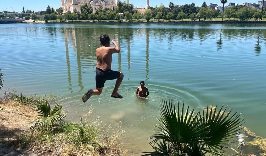 Adana'da gençler ölüm tehlikesine rağmen sulama kanallarına giriyor!