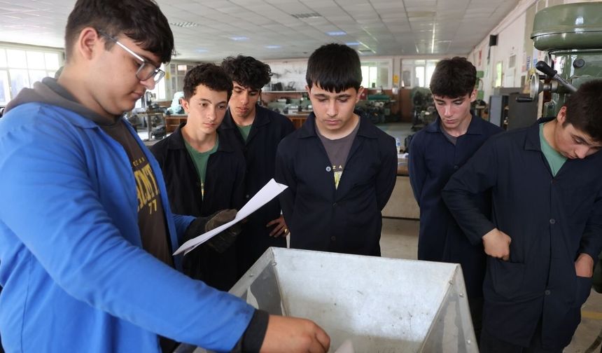 Adana’da gençler sıfır atık için kendi makinelerini üretti