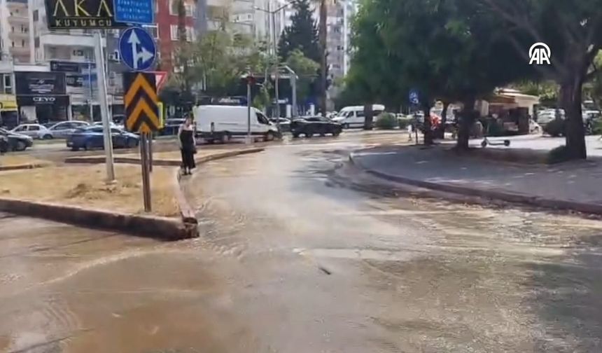 Adana'da içme suyu borusu patladı, yollar göle döndü