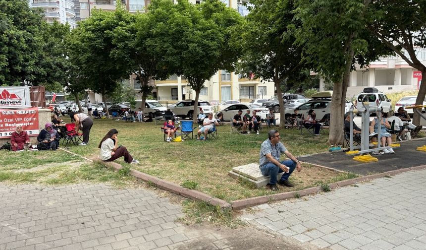 Adana'da öğrenciler içeride veliler dışarıda ter döktü