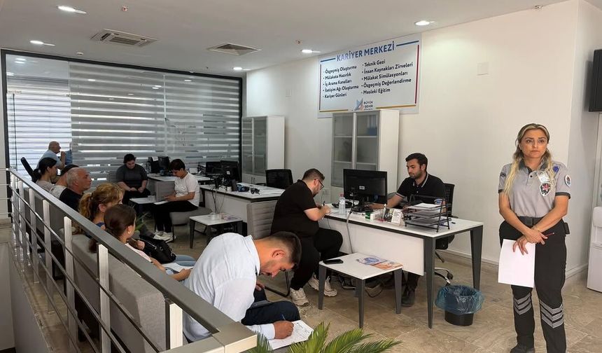 İstihdam buluşmasında işverenler ve adaylar bir araya geldi