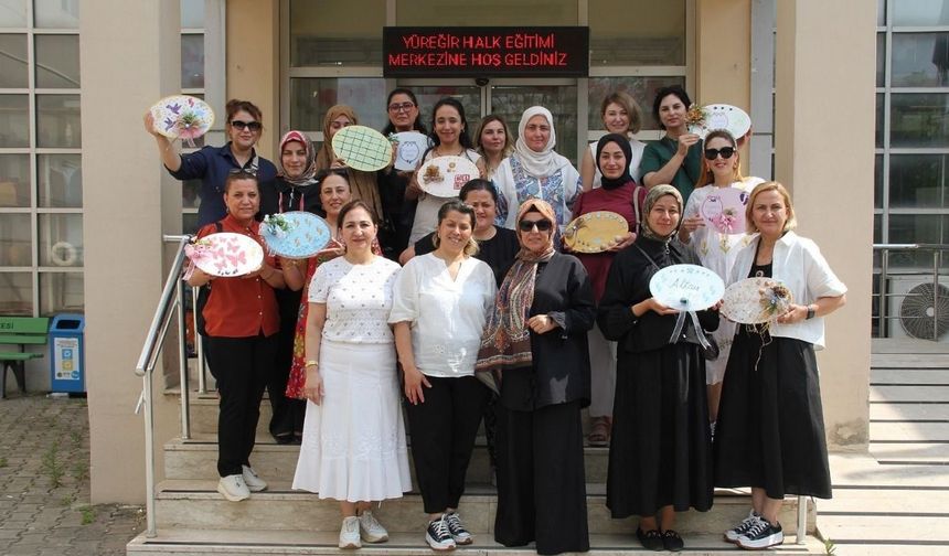 Adana’da anne adayları ve ebeler sanat atölyesinde buluştu