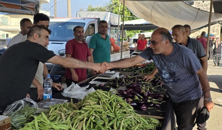 Başkan Altıok pazar esnafı ve vatandaşlarla buluştu