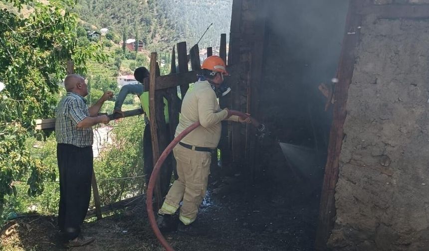 Feke'de korkutan yangın! Kerpiç ev alevlere teslim oldu