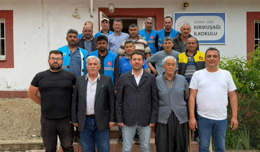 Feke’de okul bahçesine parke döşeme çalışmasında sona gelindi