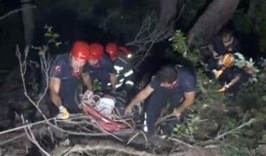 Gece yarısı can pazarı: 100 metrelik uçurumdan ekipler çıkardı