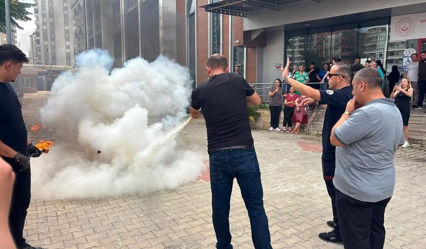 Gerçeği aratmadı: Adana’da sosyal hizmet personeline yangın eğitimi