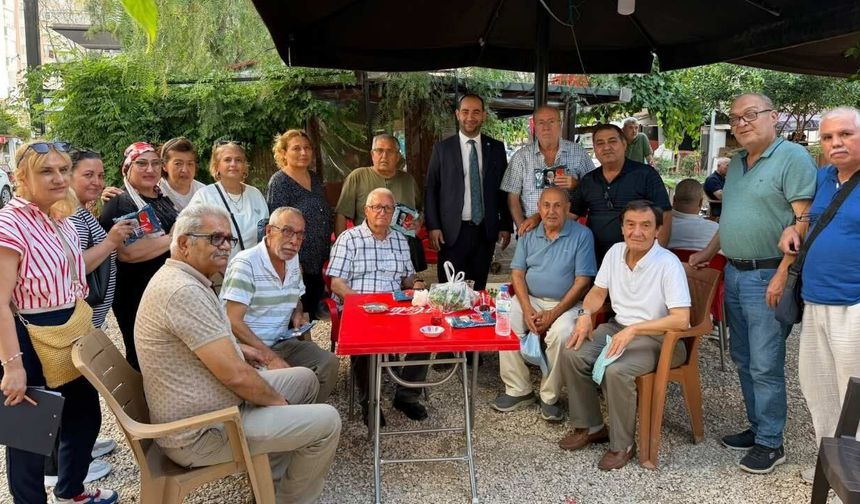 İYİ Parti'den Emekliler Parkı'nda Babalar Günü ziyareti