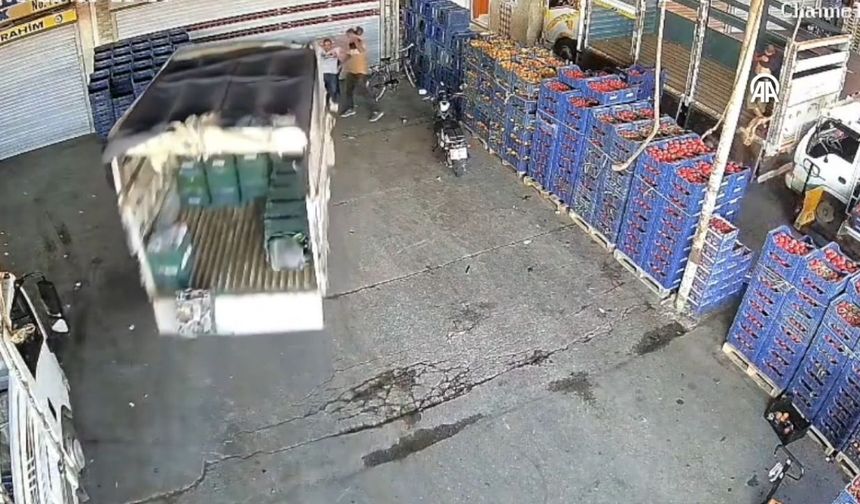Kontrolden çıkan kamyonet oturan vatandaşa çarptı