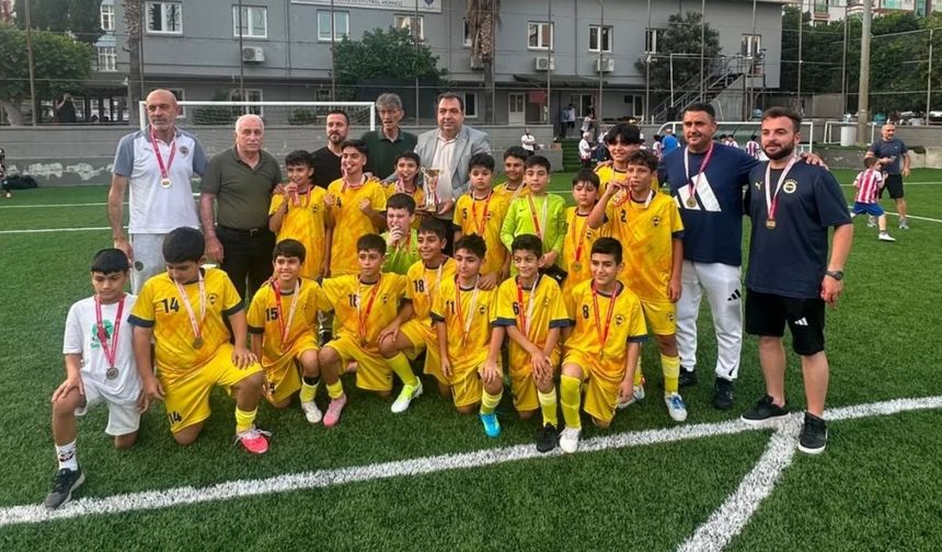 Kanaryaspor sezonu madalya ve kupayla noktaladı