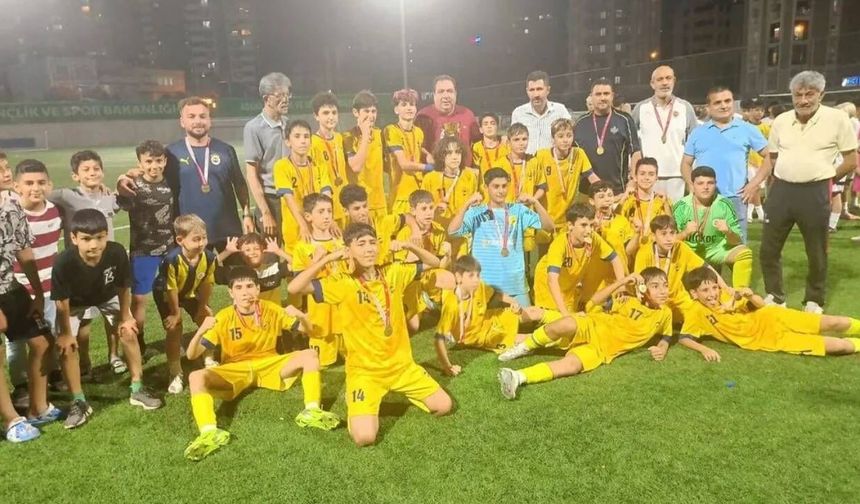Kanaryaspor U13 Ligi'nin şampiyonu oldu