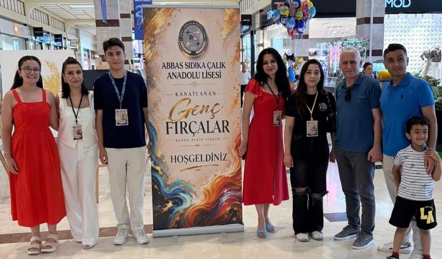 "Kanatlanan Genç Fırçalar" sergisi M1 Adana'da açıldı